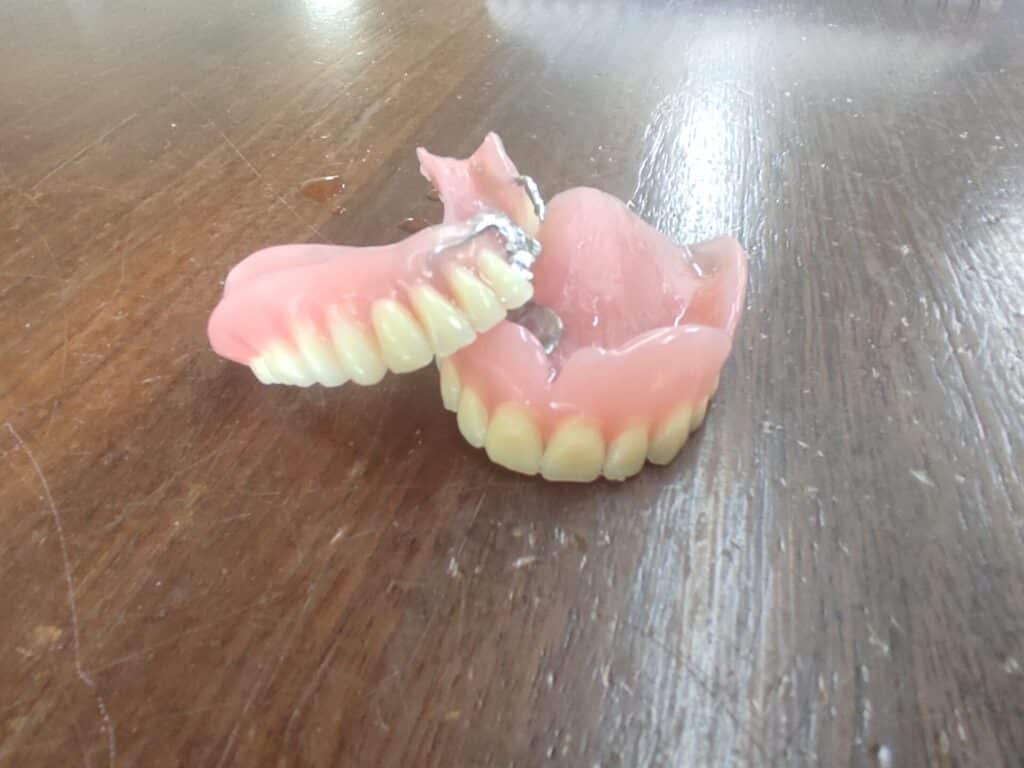 Πώς να Φροντίζετε Σωστά τις Οδοντοστοιχίες σας: Ένας Ολοκληρωμένος Οδηγός